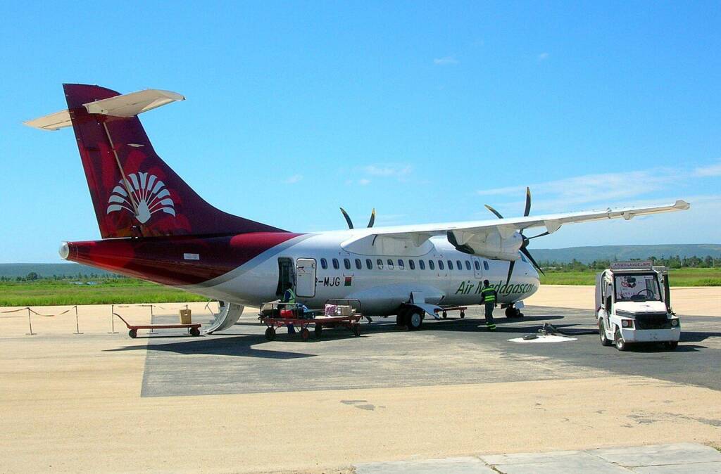 Air_Madagascar_ATR_42-500_(5R-MJG)_parked_at_Toliara_Airport