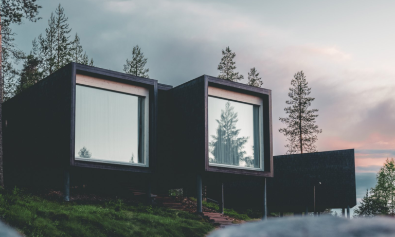 Arctic-treehouse-hotel-summer-august