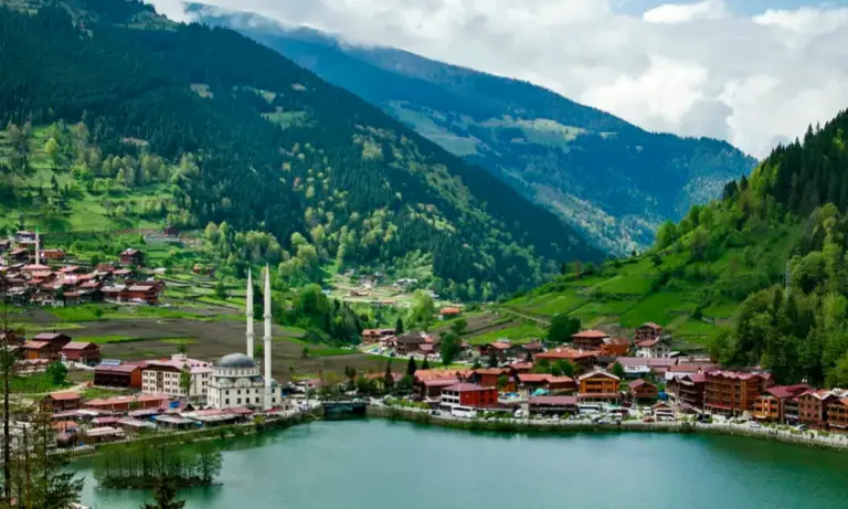 Uzungol-lake-in-the-north-eastern-part-of-Turkey_Depositphotos_144064851_S