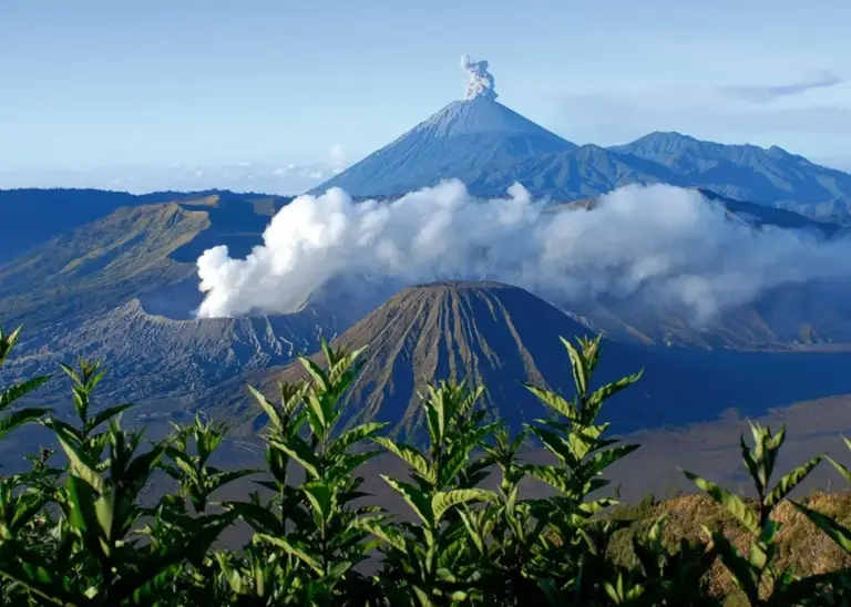 Mount-Bromo-volcanoes-Semeru-Indonesia-Java