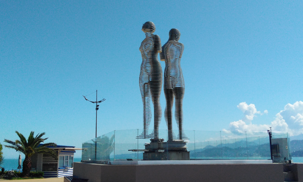 ali-and-nino-moving-statue-batumi-georgia-lux-orient