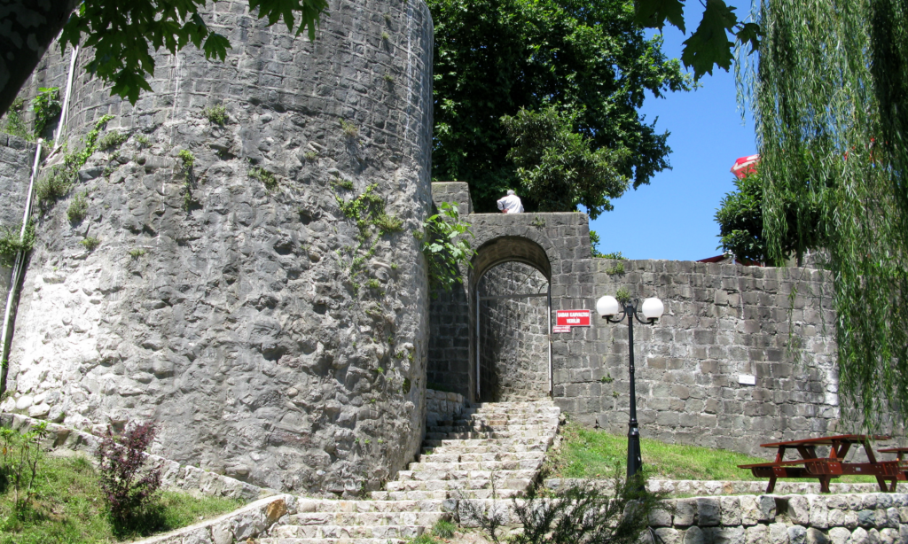 entrance-of-the-castle-of-rize-north-turkey-lux-orient