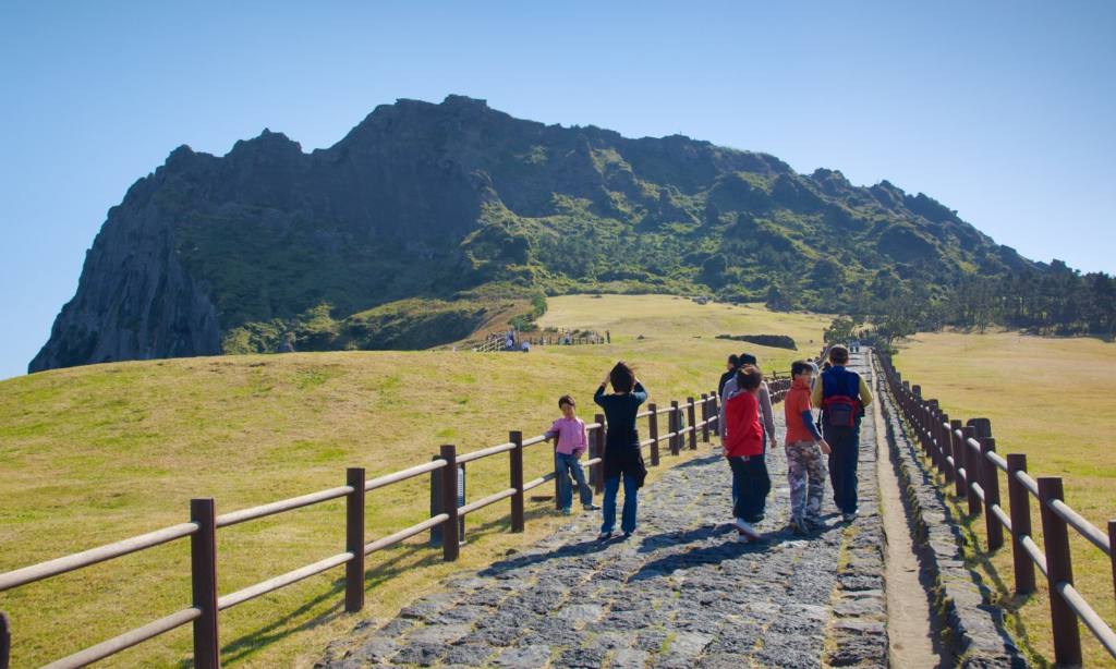 exclusive-tour-seongsan-ilchulbong-jeju-south-korea-lux-orient