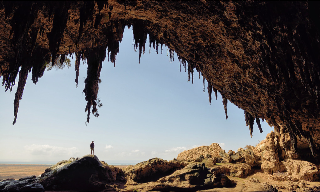 private-tour-cave-of-dagub-socotra-island-yemen-lux-orient
