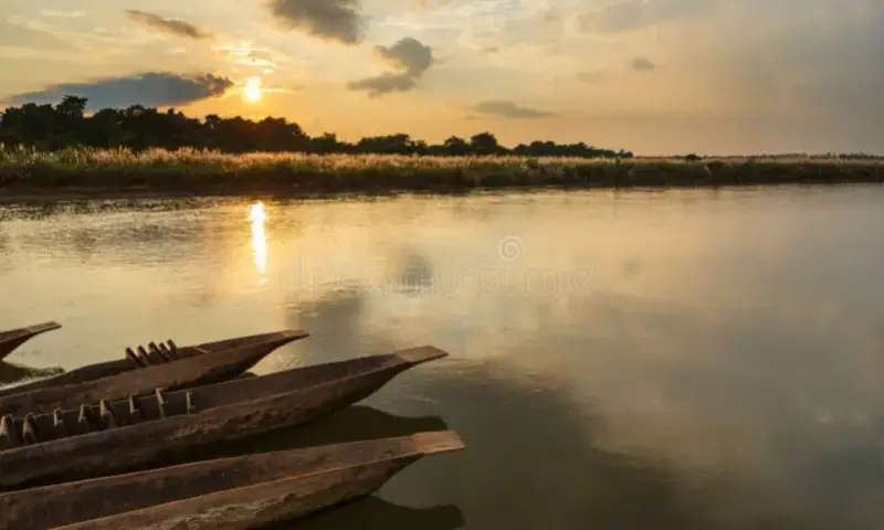 coucher-du-soleil-au-dessus-de-la-rivière-rapti-dans-sauraha-105987917_batcheditor_fotor