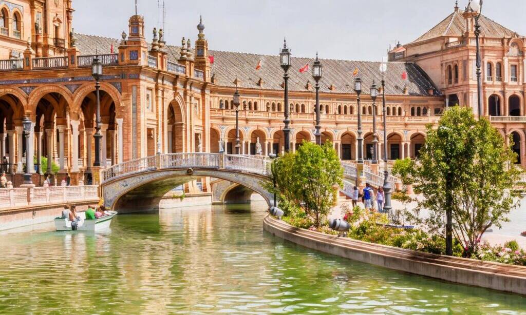view-of-the-canal-and-palacial-buildings-in-plaza-de-espana-seville-spain-PP9RTX_batcheditor_fotor